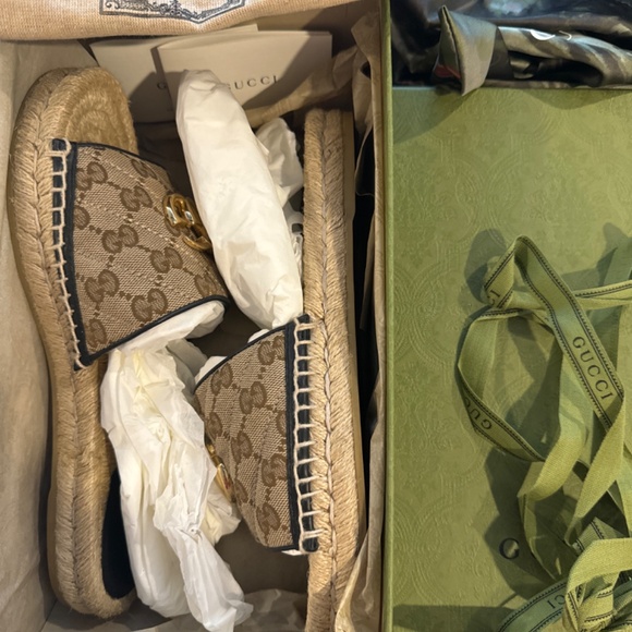 Gucci Brown Sandals with Gold Logo - Picture 6 of 7